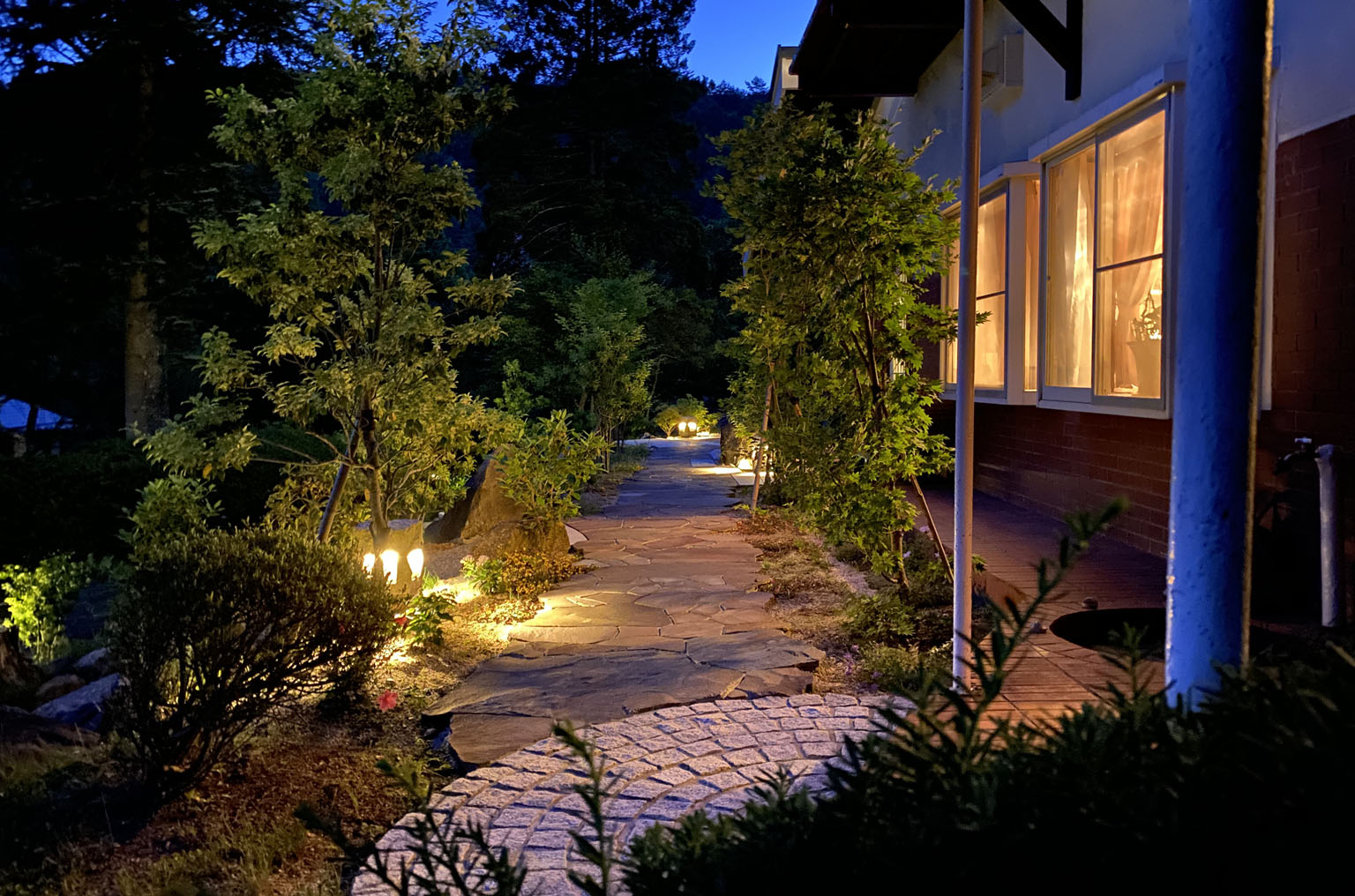 「雑木」と「テラス」と「ガーデンファニチャー（家具）」のある庭：夜